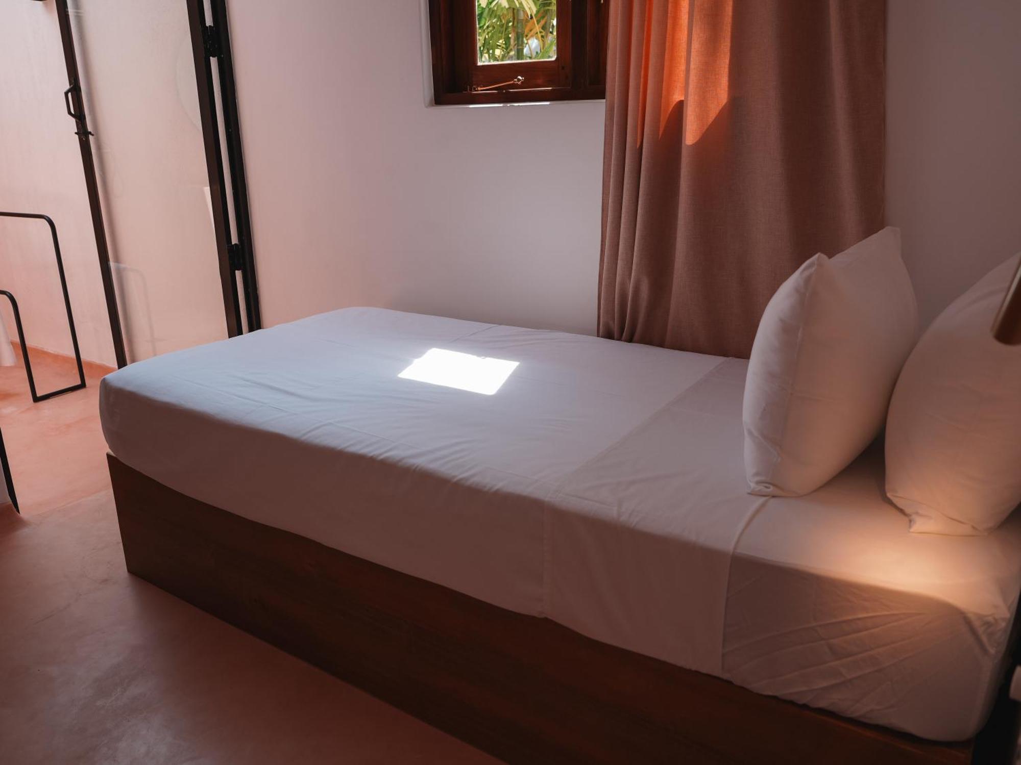 Animals Hotel Ahangama Phòng bức ảnh