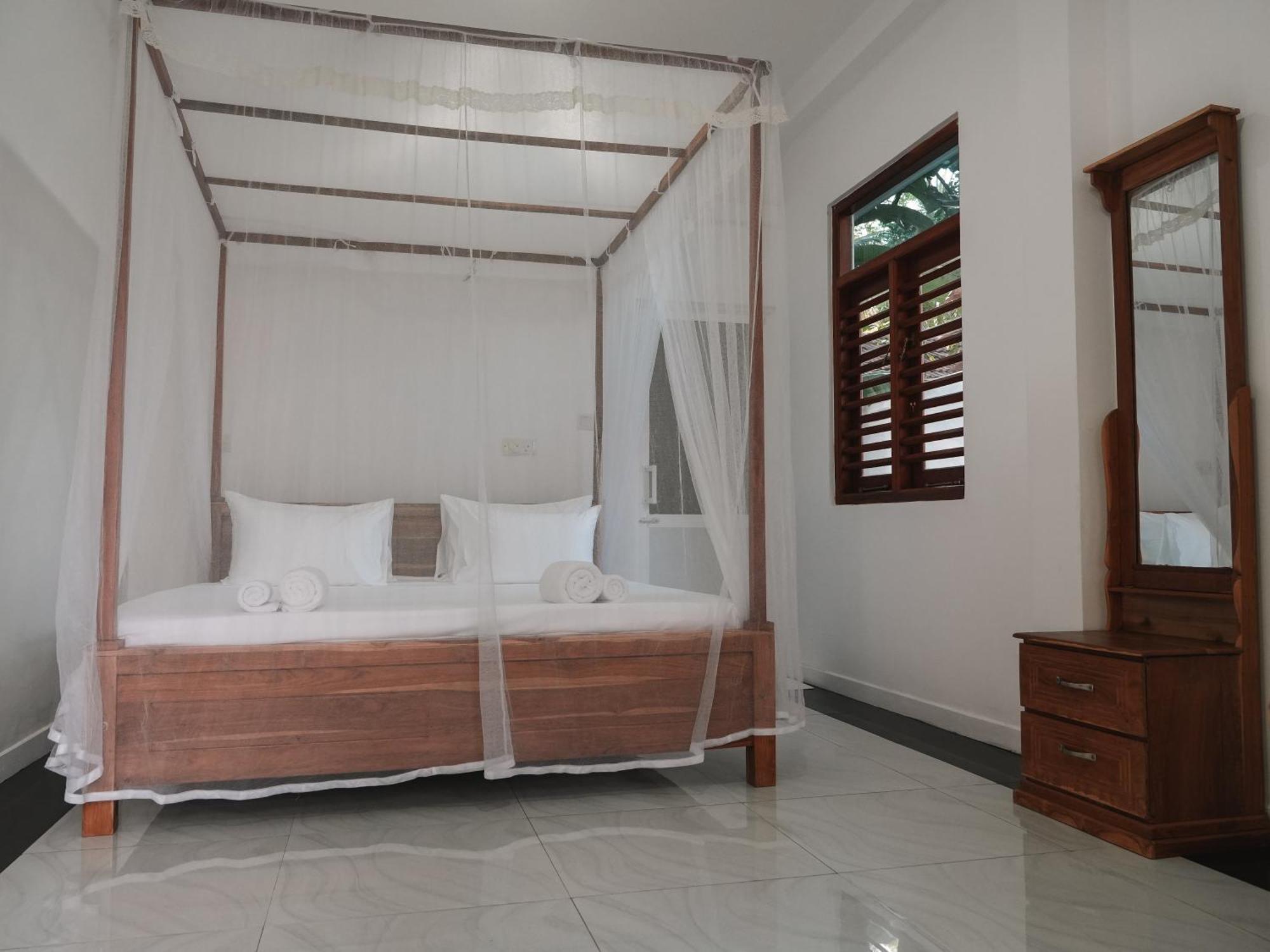 Animals Hotel Ahangama Phòng bức ảnh