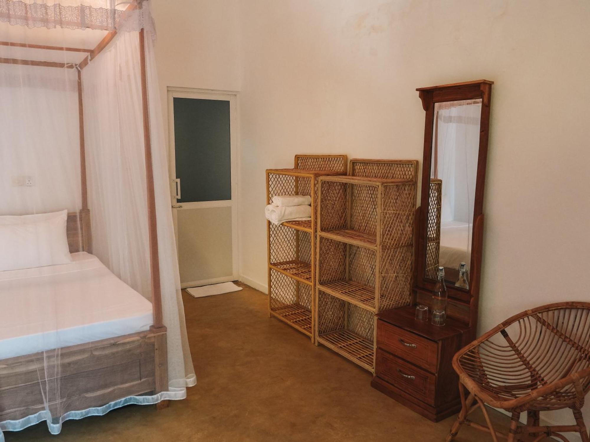 Animals Hotel Ahangama Phòng bức ảnh